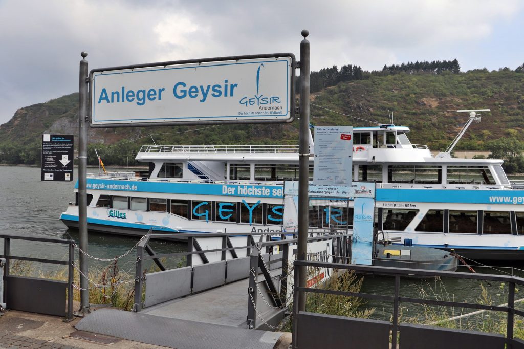Andernach - Rheinanlagen, Boot zum Geysir